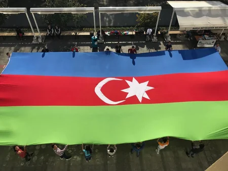 Bursada azərbaycanlı tələbələr “Bayraq günü” münasibəti ilə flaşmob keçirib - VİDEO