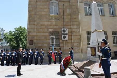 ​Prezident İlham Əliyev Azərbaycan Xalq Cümhuriyyətinin şərəfinə ucaldılmış abidəni ziyarət edib
