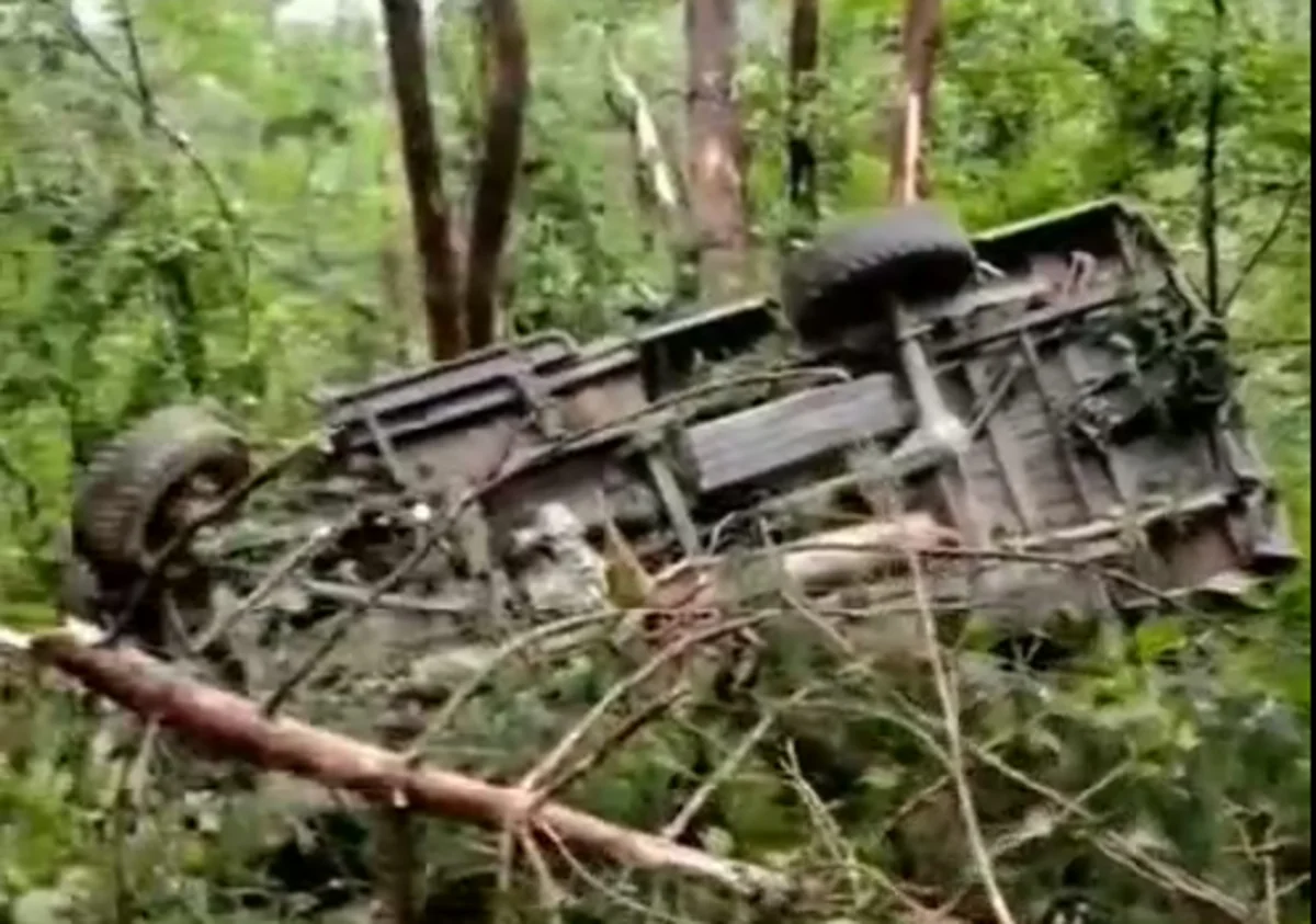 В Китае грузовик упал с обрыва, погибли 12 человек  