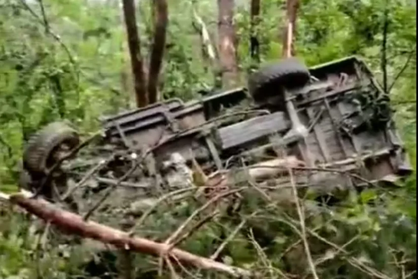 В Китае грузовик упал с обрыва, погибли 12 человек  