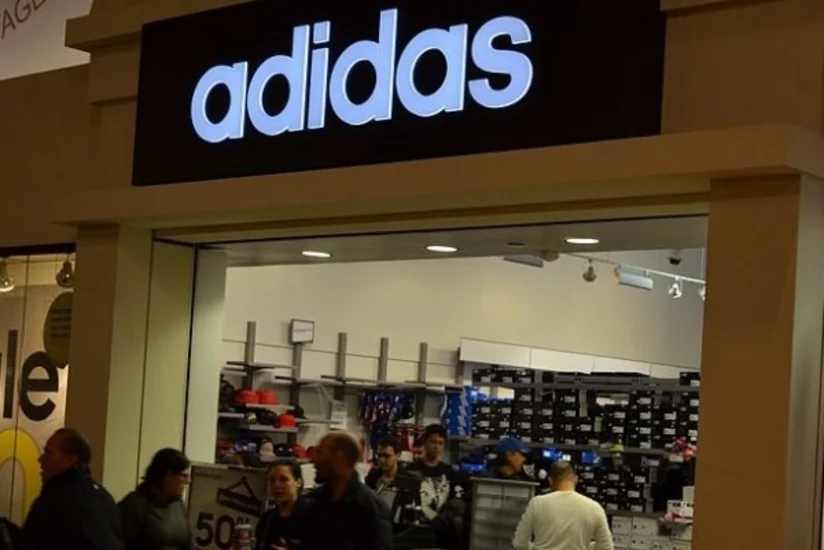 ​Adidas закрывает 200 магазинов в России