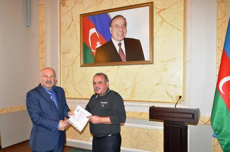 Azərbaycanda yeni qeydiyyatdan keçmiş dini icmalara şəhadətnamələr verilib