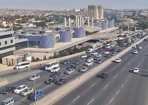 На ряде улиц и проспектов Баку затруднено движение транспорта