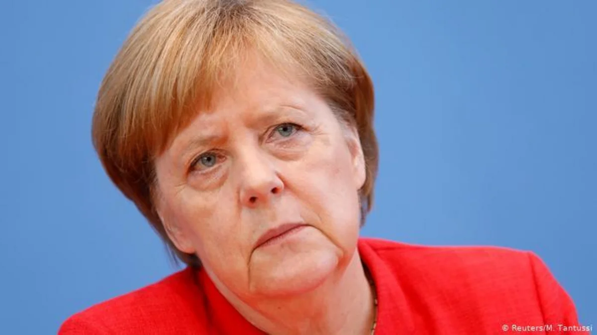 Ангела Меркель упала на сцене - ВИДЕО