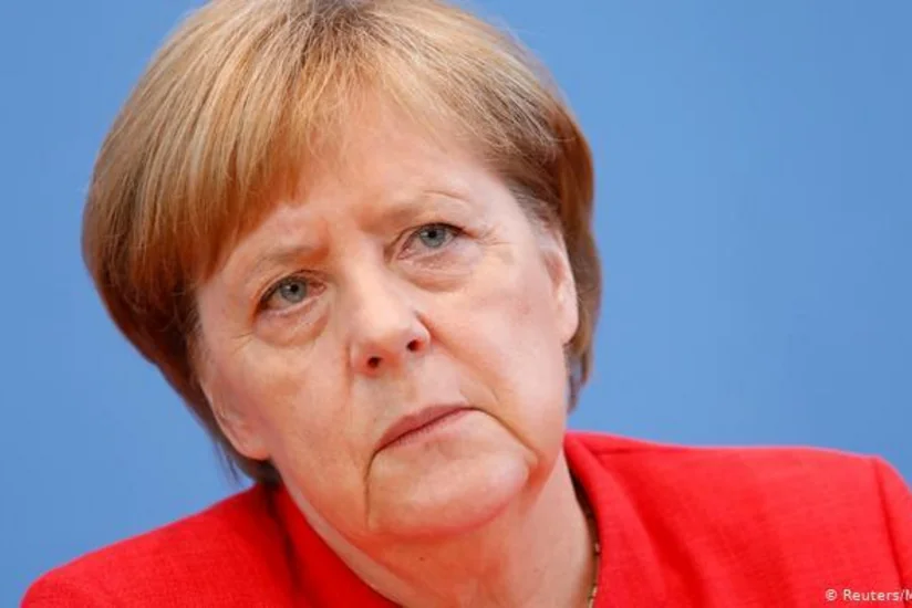 Angela Merkel konfransda yıxılıb - VİDEO