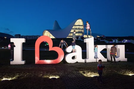 Heydər Əliyev Mərkəzinin parkında konsert təşkil olunub