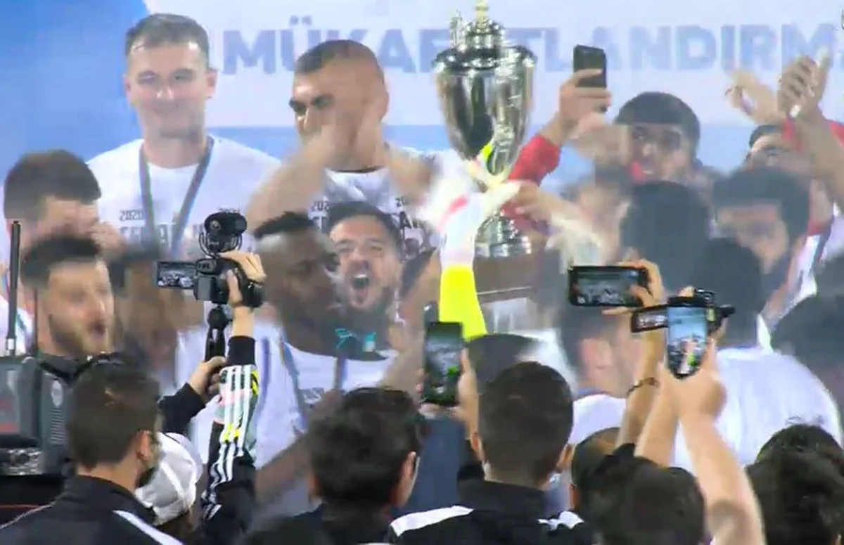 Neftçiyə çempionluq kuboku verildi