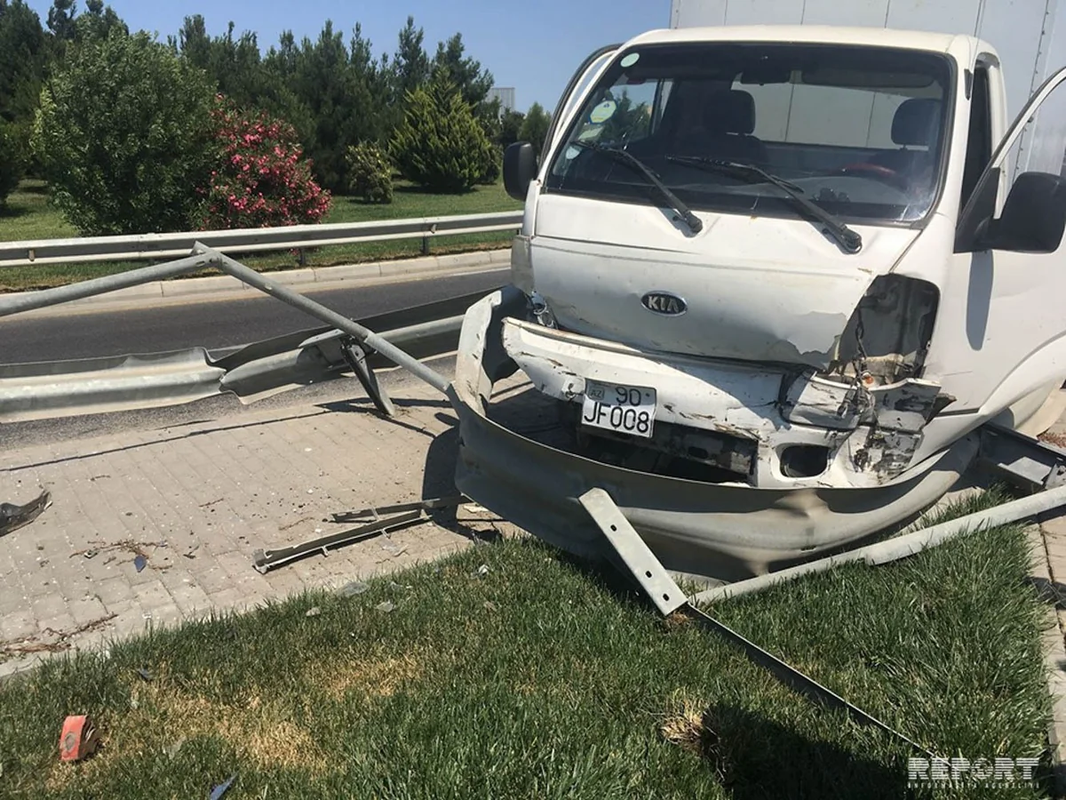 На аэропортовском шоссе автомобиль врезался в ограждения, водитель пострадал - ВИДЕО