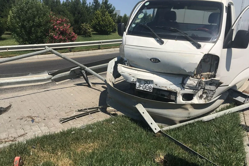 На аэропортовском шоссе автомобиль врезался в ограждения, водитель пострадал - ВИДЕО