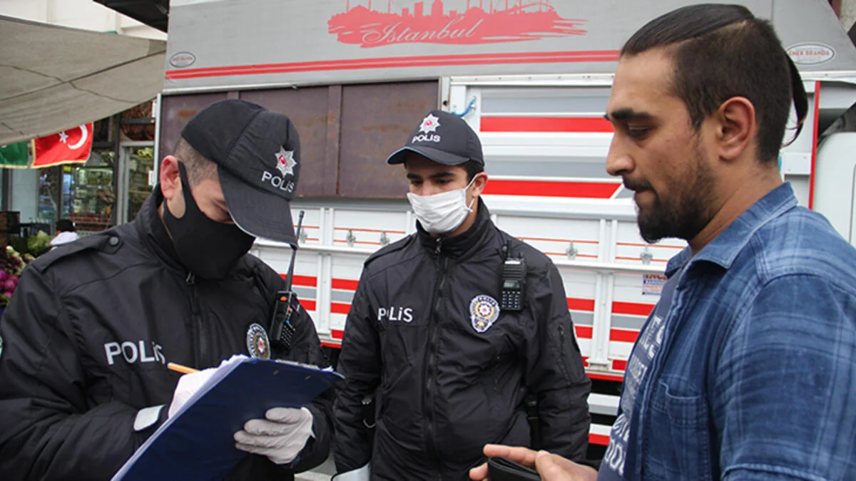İstanbulda maska taxmayanlar 900 lirə cərimələnəcək