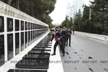 Baş Prokurorluğun əməkdaşları Fəxri və Şəhidlər xiyabanlarını ziyarət edib