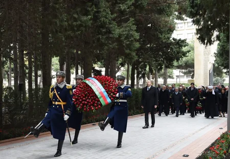 Prezident İlham Əliyev ümummilli lider Heydər Əliyevin məzarını ziyarət edib - FOTO
