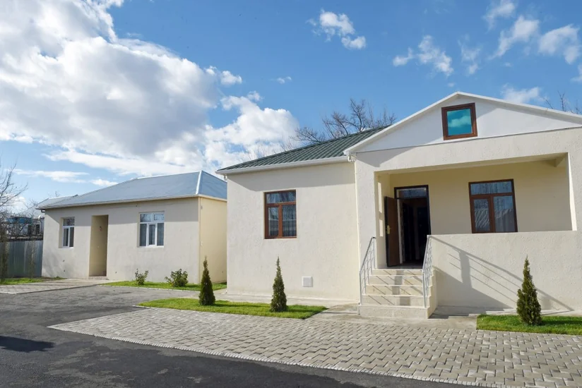 Prezident düşmənin atəşi nəticəsində Ağdamda ziyan dəymiş evlərin bərpası işləri ilə tanış olub