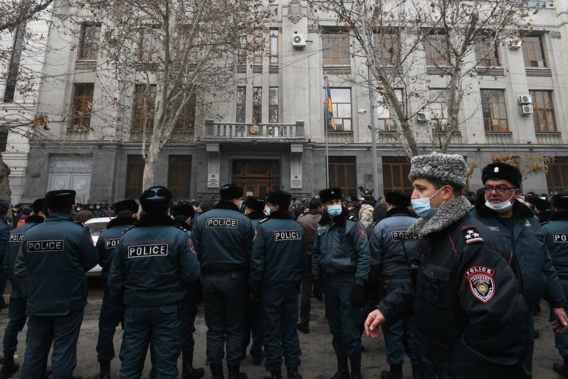 Ermənistanda hökumət binasına daxil olmaq istəyənlər saxlanılıb