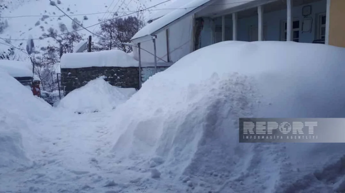 Qaxa 1 metrə yaxın qar yağıb