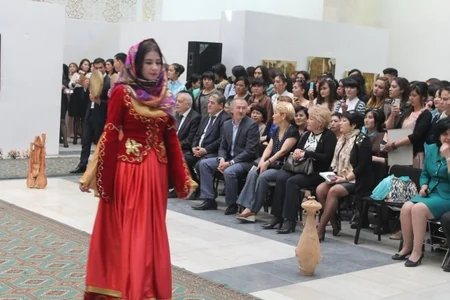 Özbəkistandakı moda sərgisində Qarabağ xanımlarının geyimləri nümayiş etdirilib