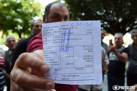Ermənistanda kəndlilər hökumət binası qarşısında oturaq aksiya keçiriblər