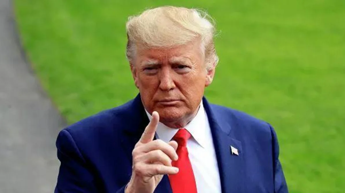 Tramp feysbuka qayıdıb