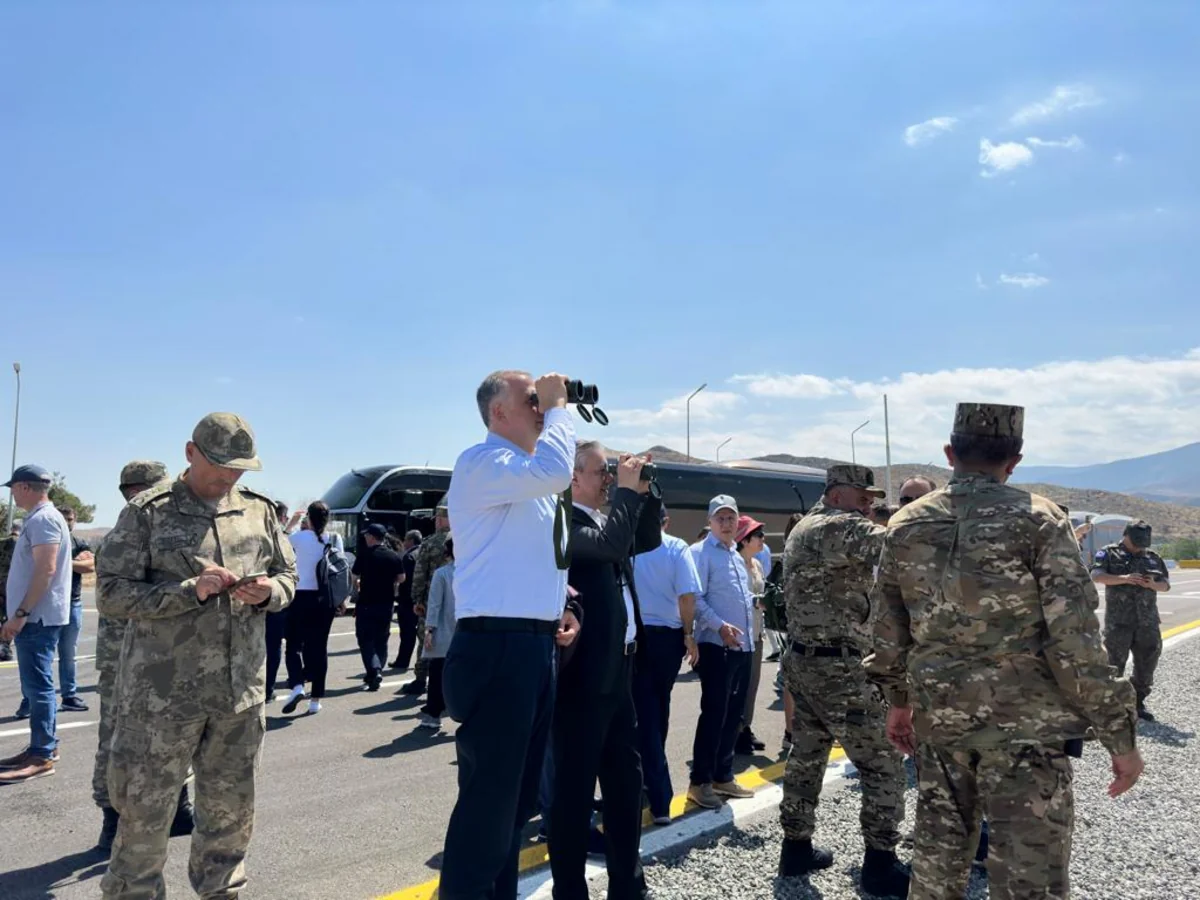 Reps of diplomatic corps on Aghdam-Khankandi road observe Russian peacekeepers temporarily deployment area