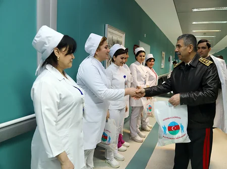 Zakir Həsənov hospitalda müalicə olunan hərbçilərlə görüşüb