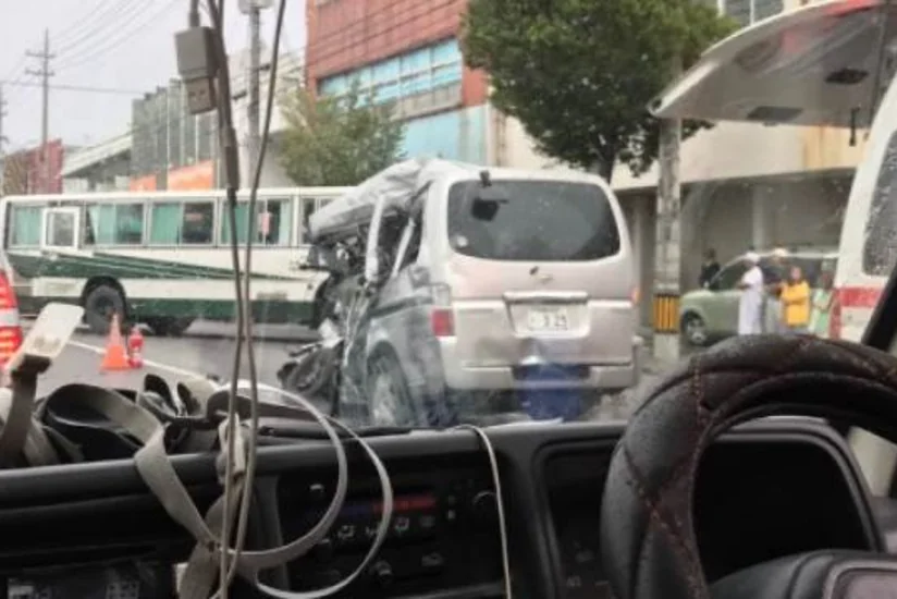 В Японии госпитализировали около 20 человек после ДТП с школьным автобусом