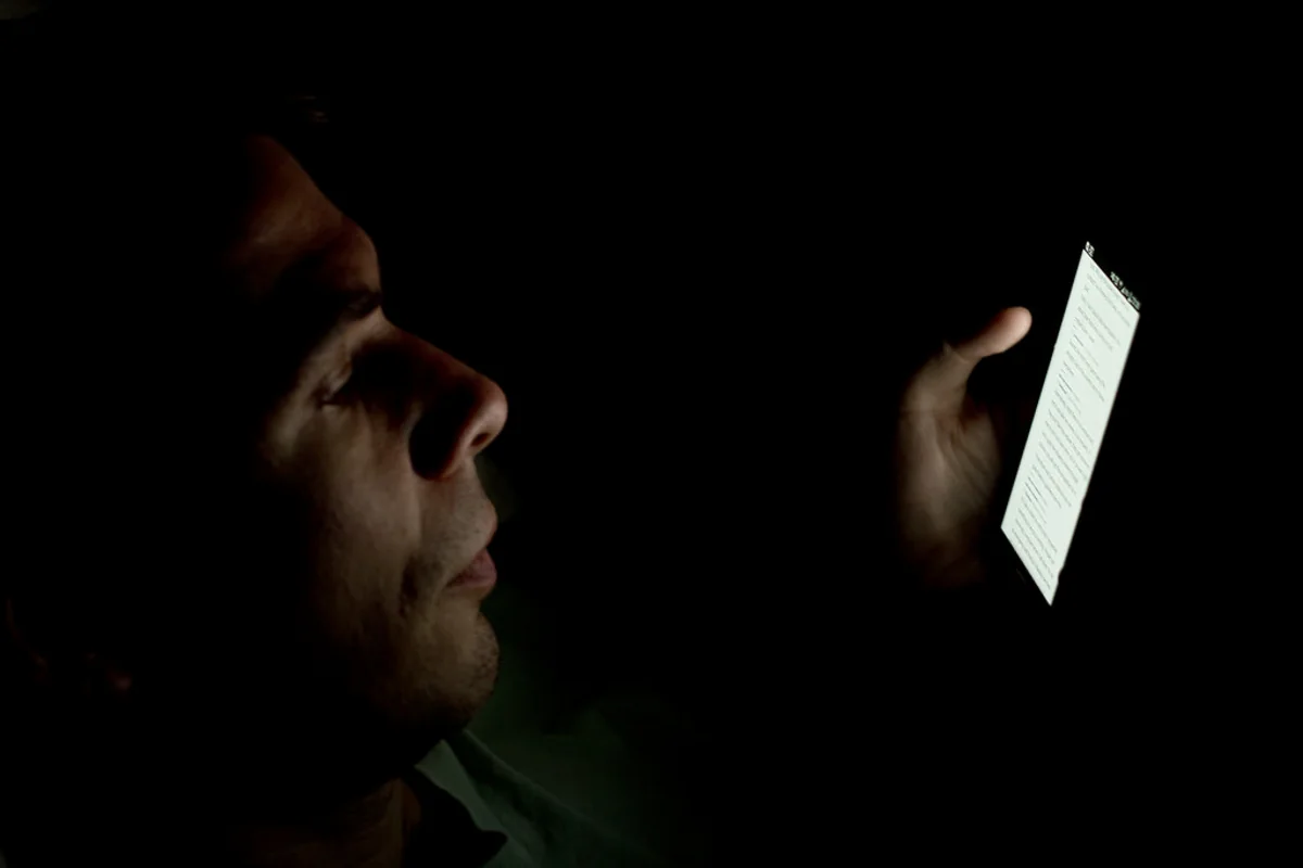 Səhiyyə Nazirliyi qaranlıqda telefon və planşet istifadə edənlərə xəbərdarlıq edib