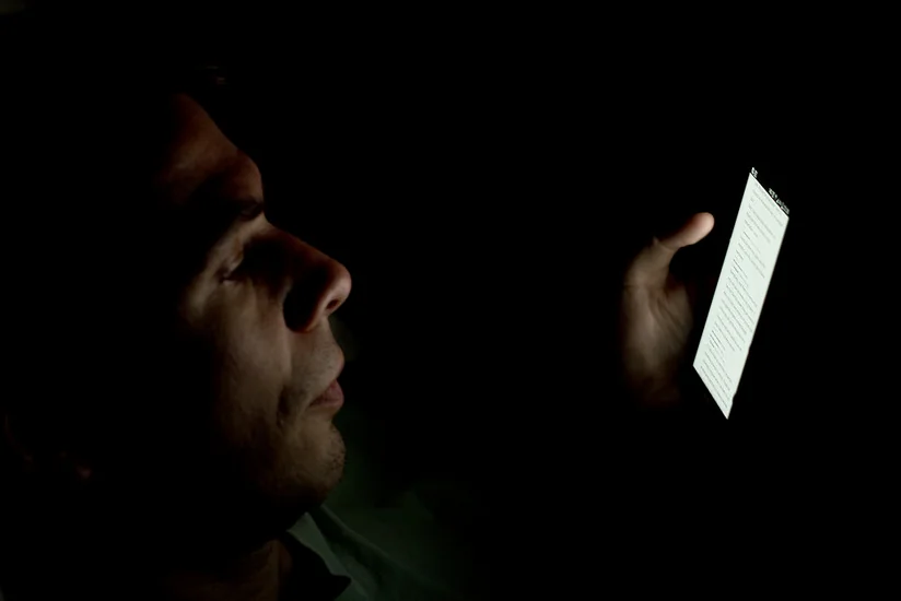 Səhiyyə Nazirliyi qaranlıqda telefon və planşet istifadə edənlərə xəbərdarlıq edib