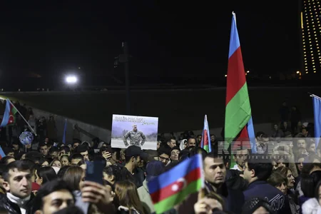 Bakıda Heydər Əliyev Mərkəzinin qarşısında xalq seçkinin ilkin nəticələrini izdihamla qeyd edir