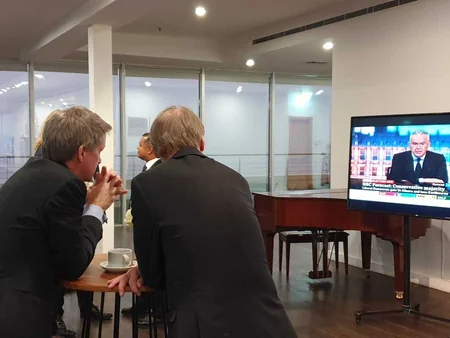 Bakıda Britaniyadakı seçkilərin yekunları real vaxt rejimində izlənilib