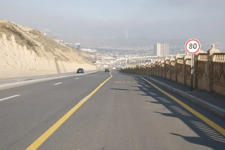 Bakıda 20-ci sahə - “Bibiheybət” məscidi yolu avtobuslar üçün bağlanıb