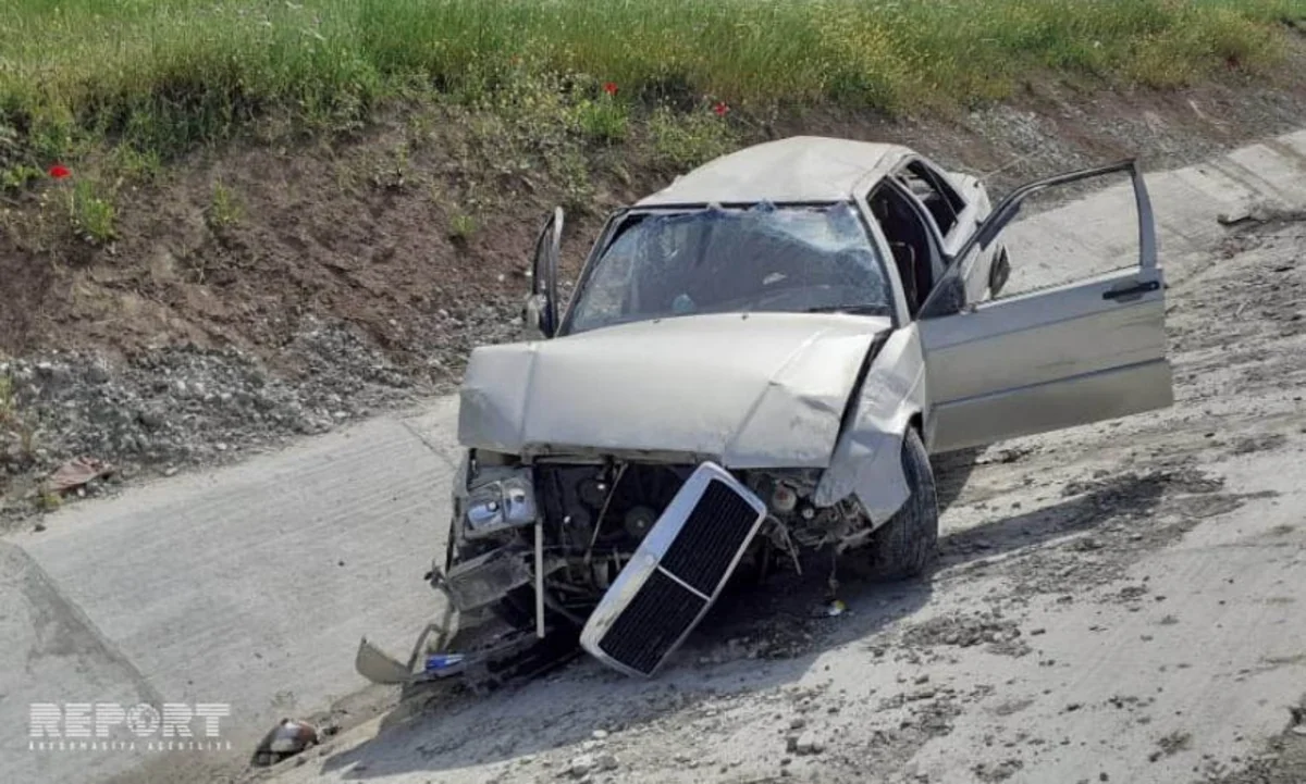 Şamaxıda maşın yoldan çıxaraq aşıb, iki yaralı var - FOTO