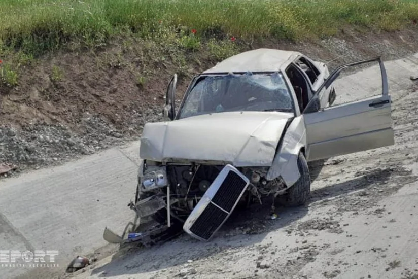 Şamaxıda maşın yoldan çıxaraq aşıb, iki yaralı var - FOTO