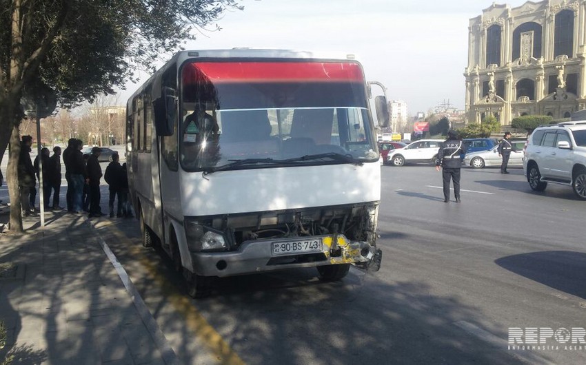 Bakıda sərnişin avtobusu qəzaya uğrayıb - FOTO