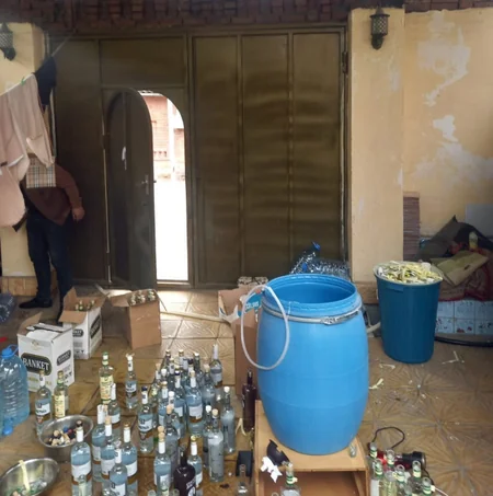 Gəncədə yaşayış evində saxta alkoqollu içkilərin istehsal edildiyi müəyyənləşib
