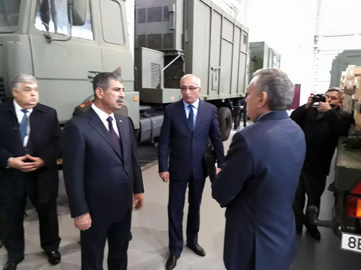 Azərbaycanın müdafiə naziri Belarusun hərbi təyinatlı vasitələri ilə tanış olub