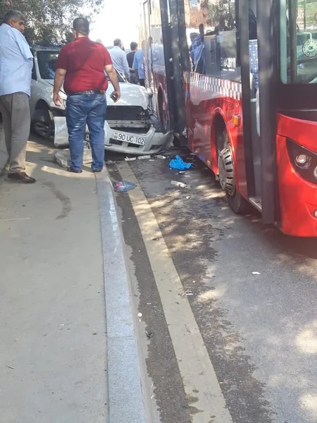 В Баку автобус попал в ДТП, пострадавшей ампутировали ногу - ОБНОВЛЕНО