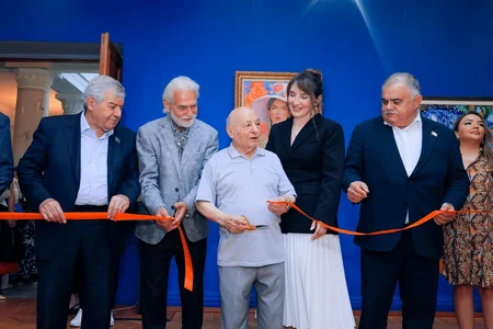 Gənc rəssamların Onun yarısı adlı qrup sərgisi keçirilib