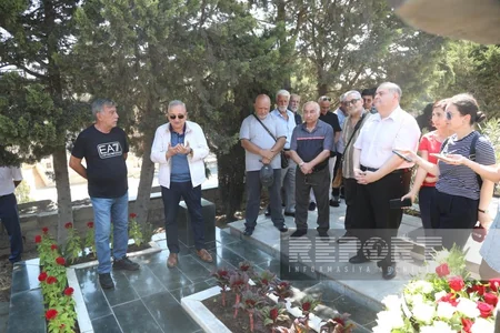 Mədəniyyət nümayəndələri Xalq artisti Şahmar Ələkbərovu məzarı önündə yad ediblər