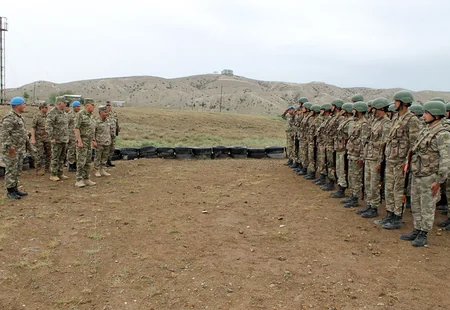 Baş Qərargah rəisi Quru Qoşunlarında olub, xidməti müşavirə keçirib