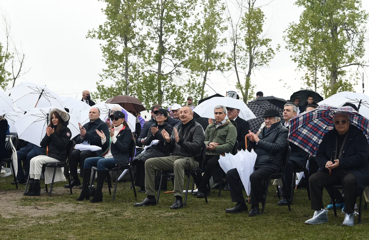 İlham Əliyev və Mehriban Əliyeva Şuşada Beynəlxalq Folklor Festivalının açılışında iştirak ediblər - YENİLƏNİB