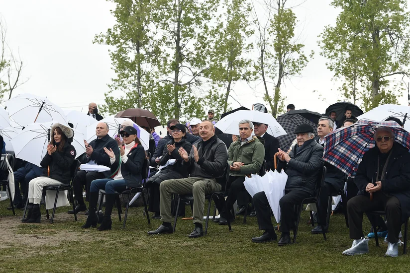 İlham Əliyev və Mehriban Əliyeva Şuşada Beynəlxalq Folklor Festivalının açılışında iştirak ediblər - YENİLƏNİB