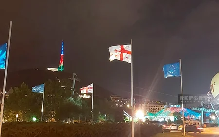 Tbilisinin televiziya qülləsi Azərbaycan bayrağının rəngləri ilə işıqlandırılıb