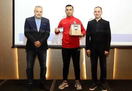 FIFA referilərinə emblemlər təqdim olunub
