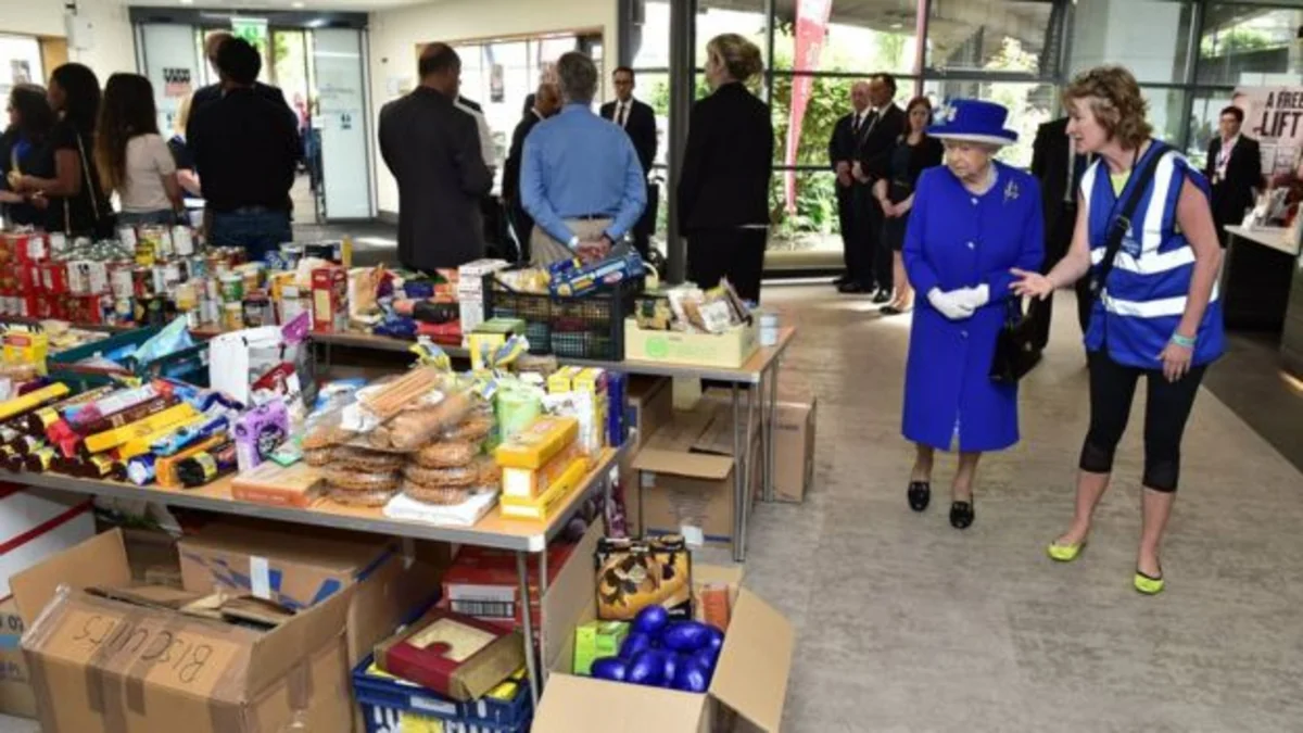 Britaniya kraliçası Londonda bina yanan rayona gedib