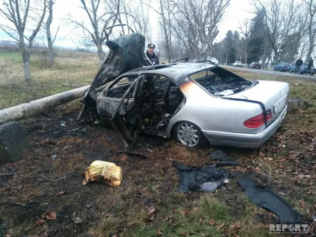 В Гахе автомобиль врезался в дерево и загорелся - ФОТО - ВИДЕО - ОБНОВЛЕНО