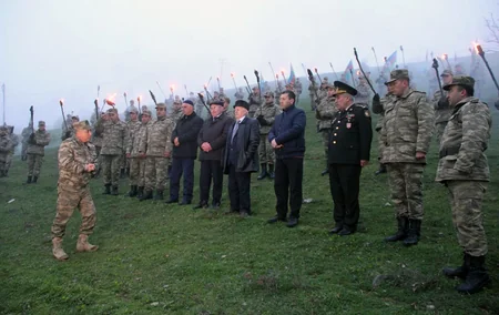 Hərbi qulluqçular məşəllərlə Qanlı dərəyə yürüş ediblər