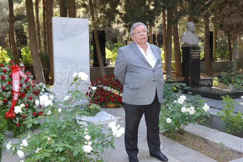 Коллектив Академического национального драмтеатра посетил могилу Мехти Мамедова