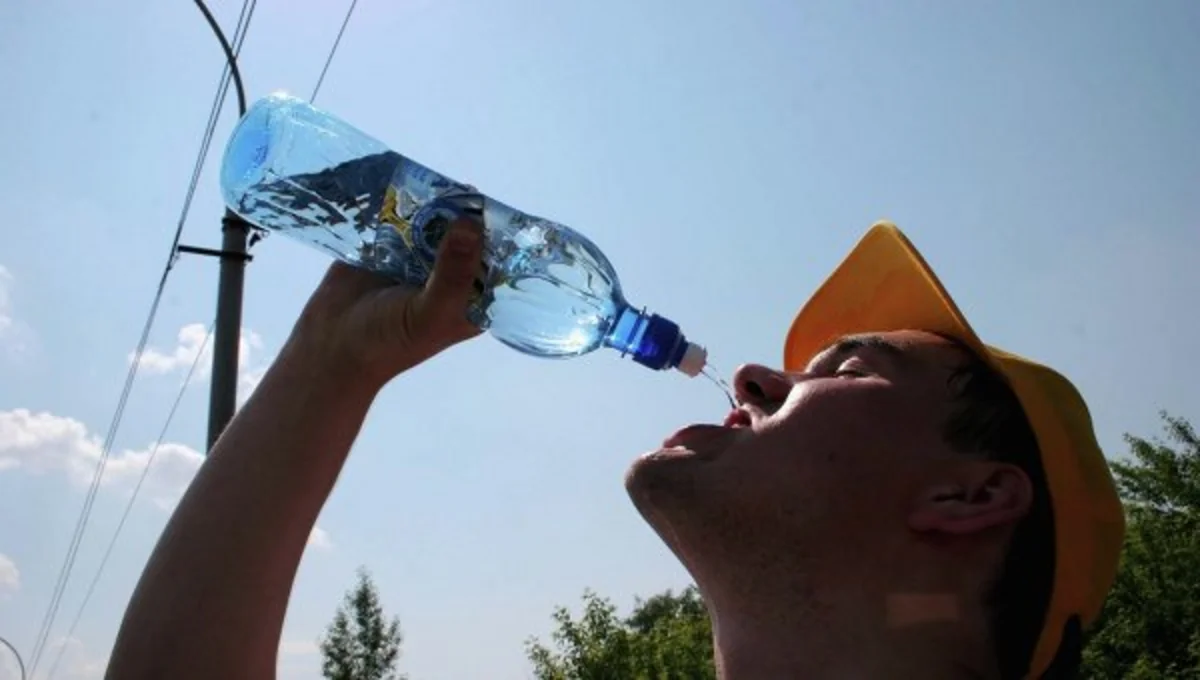 В Белоруссии установилась аномальная жара, на улицах раздают воду