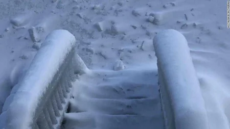Niaqara şəlaləsi güclü şaxta səbəbindən donub - FOTO