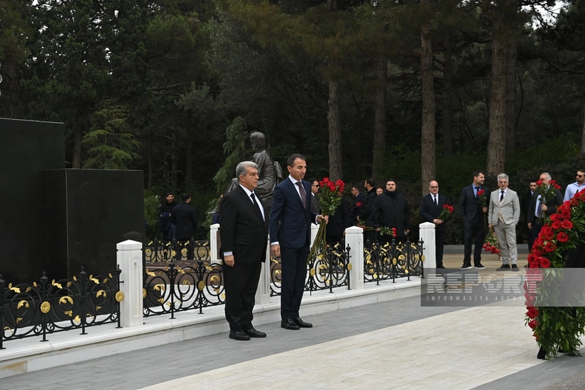 Barselona prezidenti Heydər Əliyevin məzarını ziyarət edib